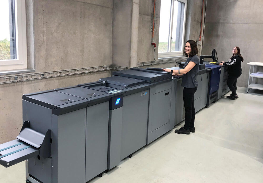 Die industrielle Digitaldruckmaschine «Accurio PRESS C3080P» von Konica Minolta (siehe Bild) erlaubt die vollautomatisierte Herstellung von Magazinen, Broschüren, Falzflyern und bis zu einen Meter dreissig langen Bannern.