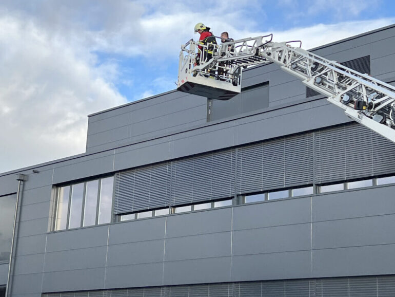 Für den Ernstfall üben – Evakuierungsszenario mit der Feuerwehr Lenzburg